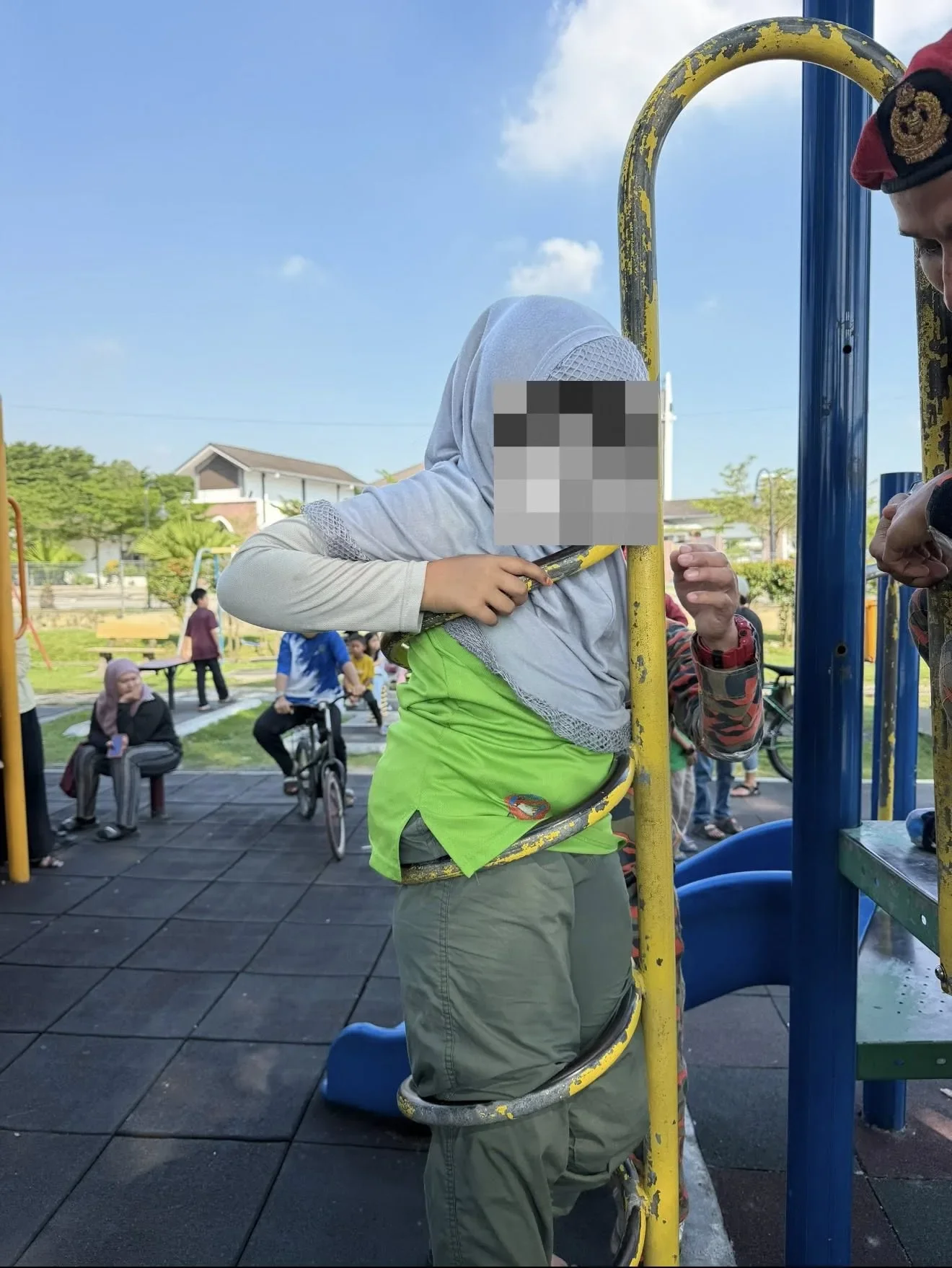 女童卡在游乐场设施旋螺攀爬架被消拯员救出 2