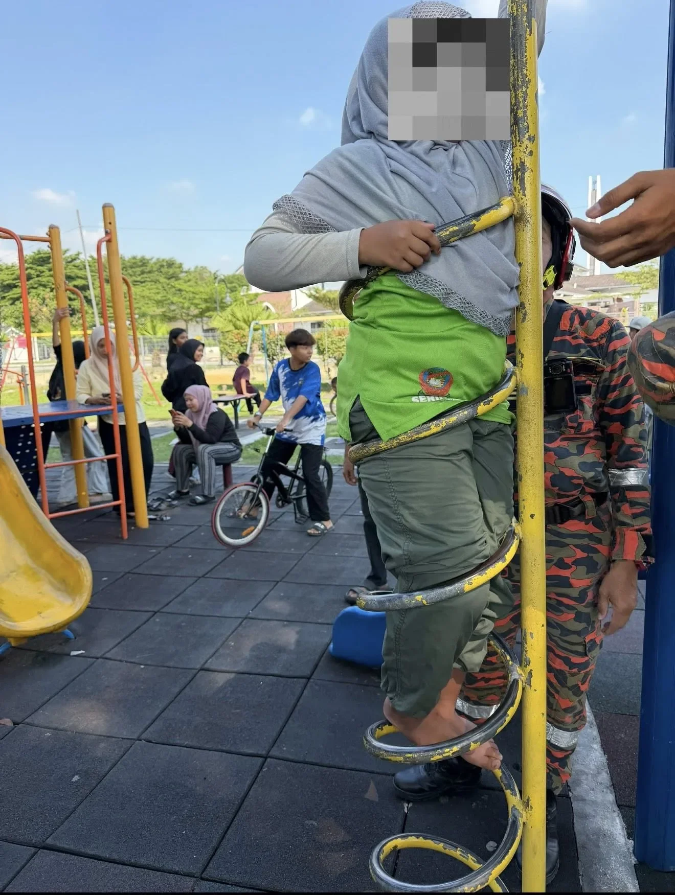 女童卡在游乐场设施旋螺攀爬架被消拯员救出 3