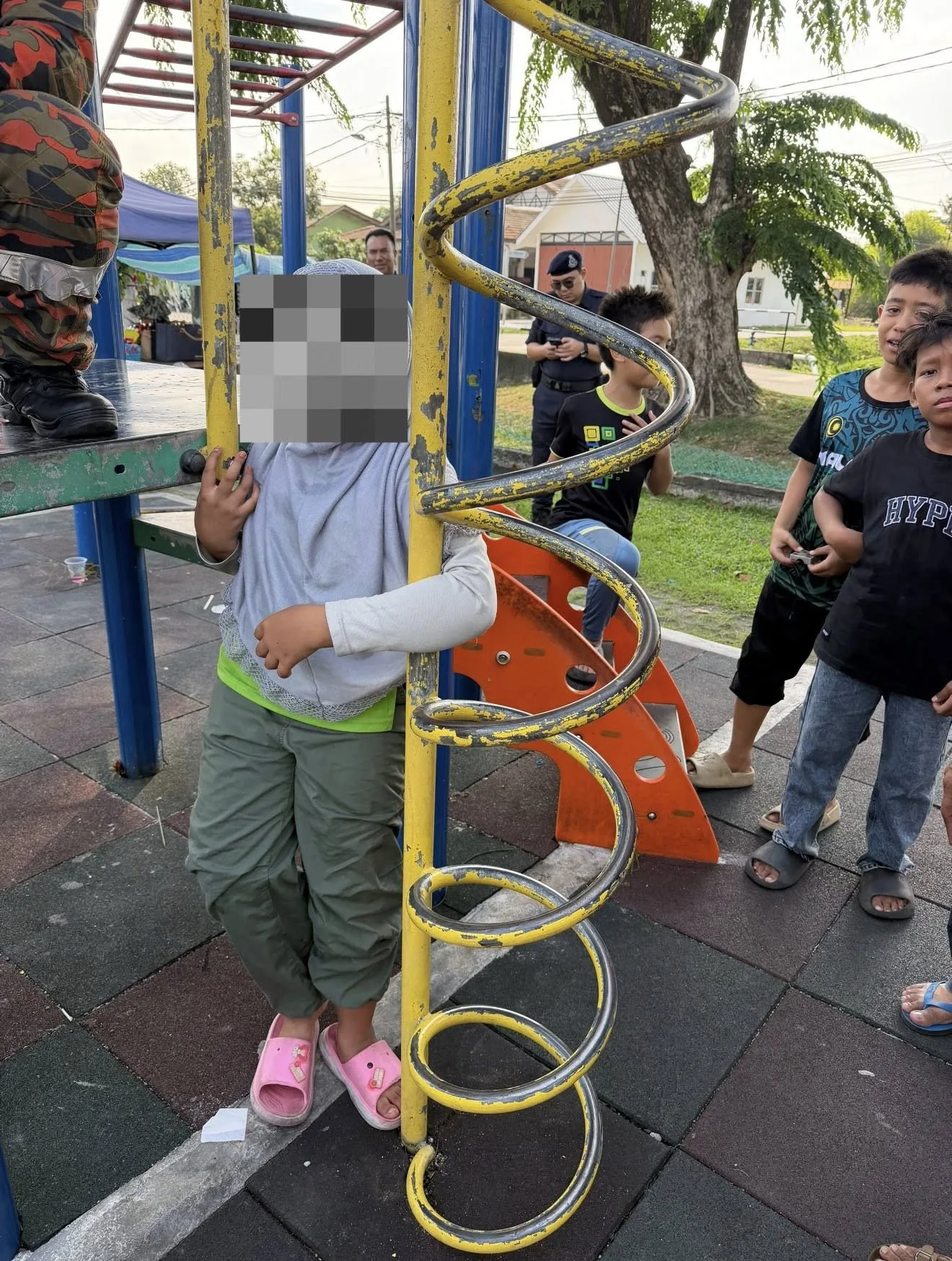 女童卡在游乐场设施旋螺攀爬架被消拯员救出 4