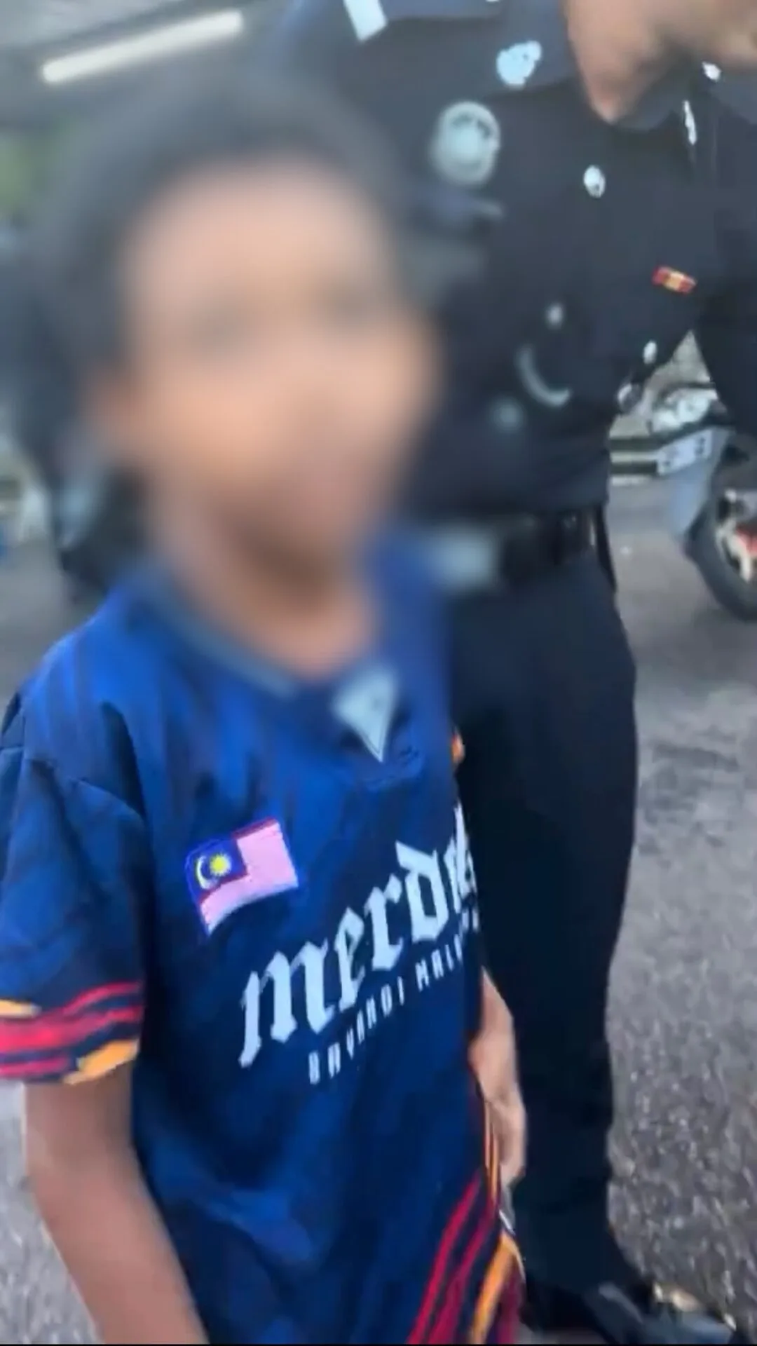 13岁少年改造脚踏车摩托车外型警察哭笑不得 1