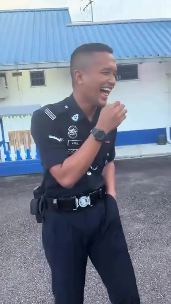 13岁少年改造脚踏车摩托车外型警察哭笑不得 9