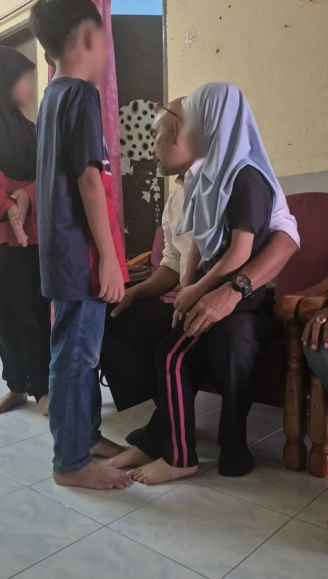 15岁少女父亲坐牢被迫洗车赚Rm80周薪养家 2