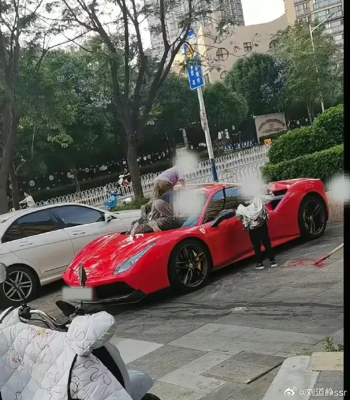 4小屁孩攀爬法拉利跑车家长只愿意赔偿Rm3000