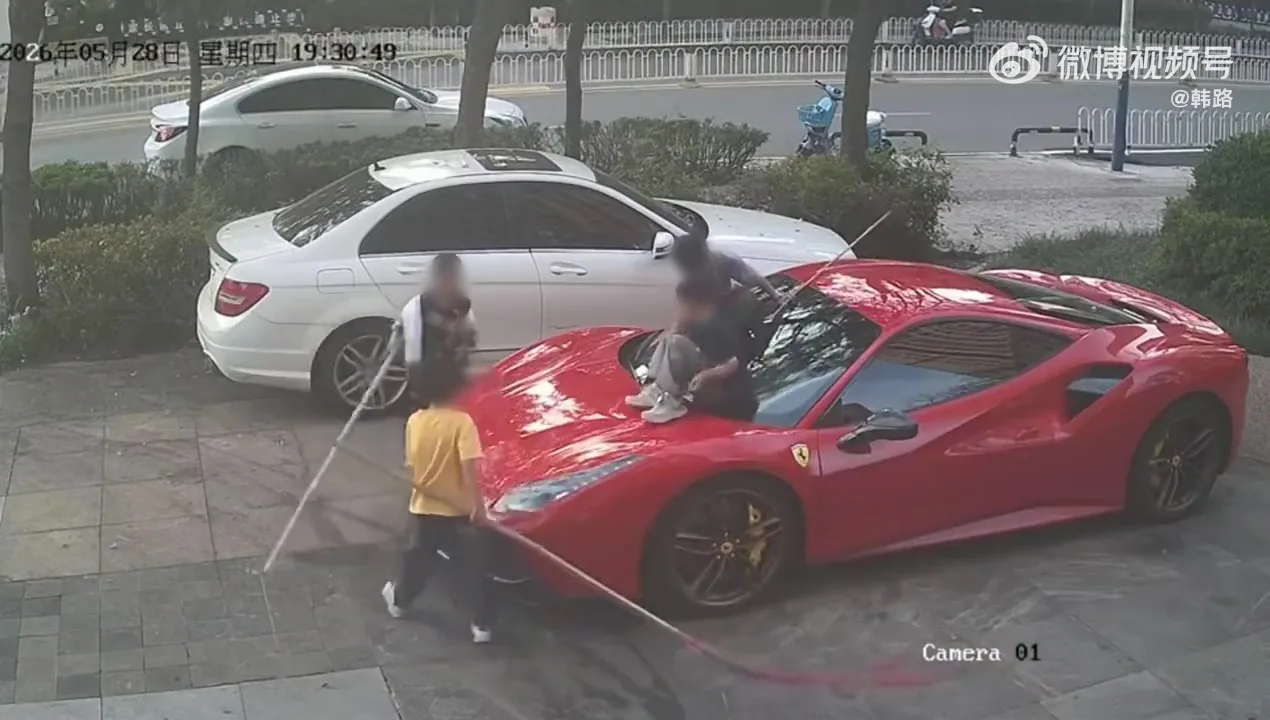 4小屁孩攀爬法拉利跑车当滑梯划痕损伤家长只愿意赔Rm3000 7