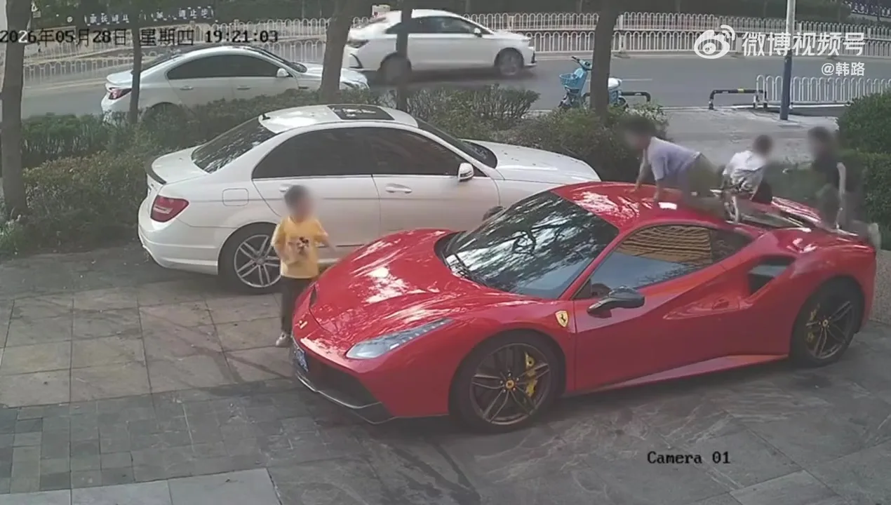 4小屁孩攀爬法拉利跑车当滑梯划痕损伤家长只愿意赔Rm3000 9