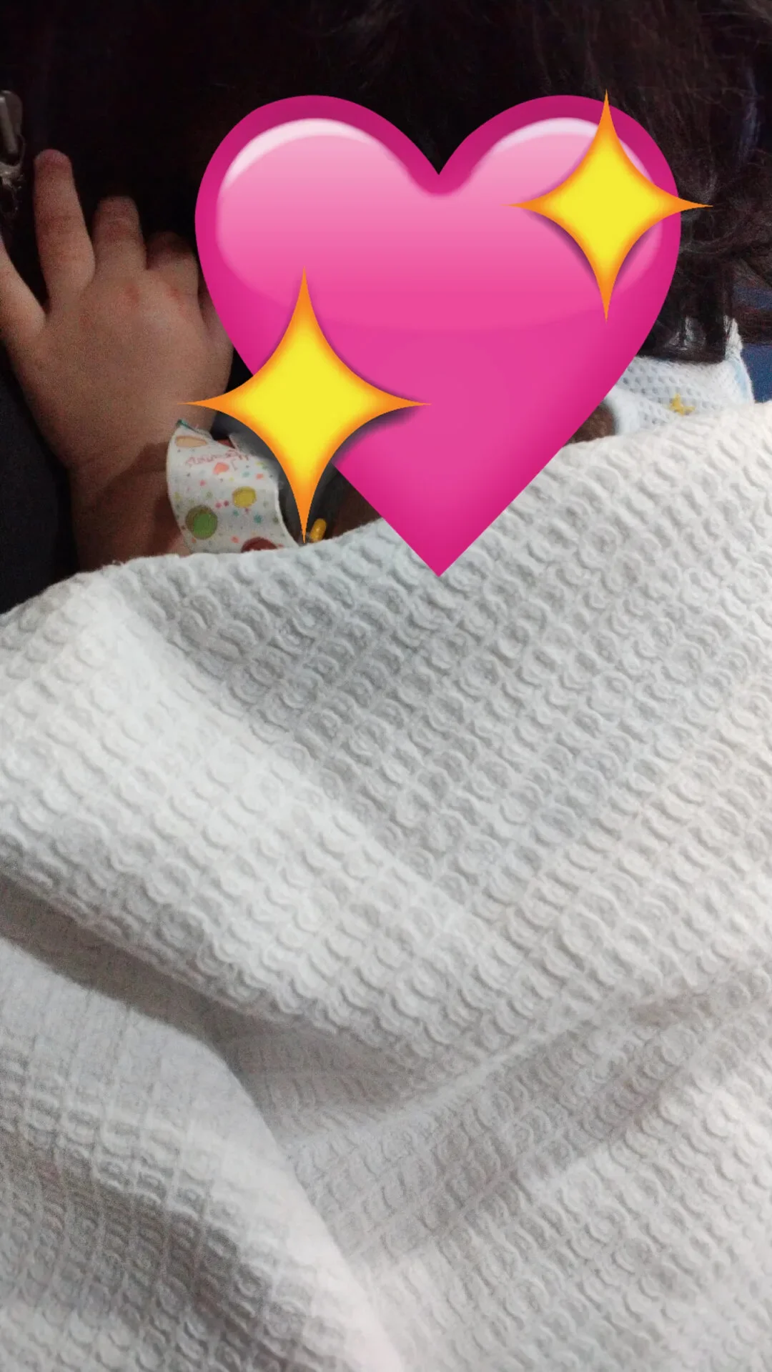女子带宝宝急诊室等候印裔大叔跟医院要被子 2A