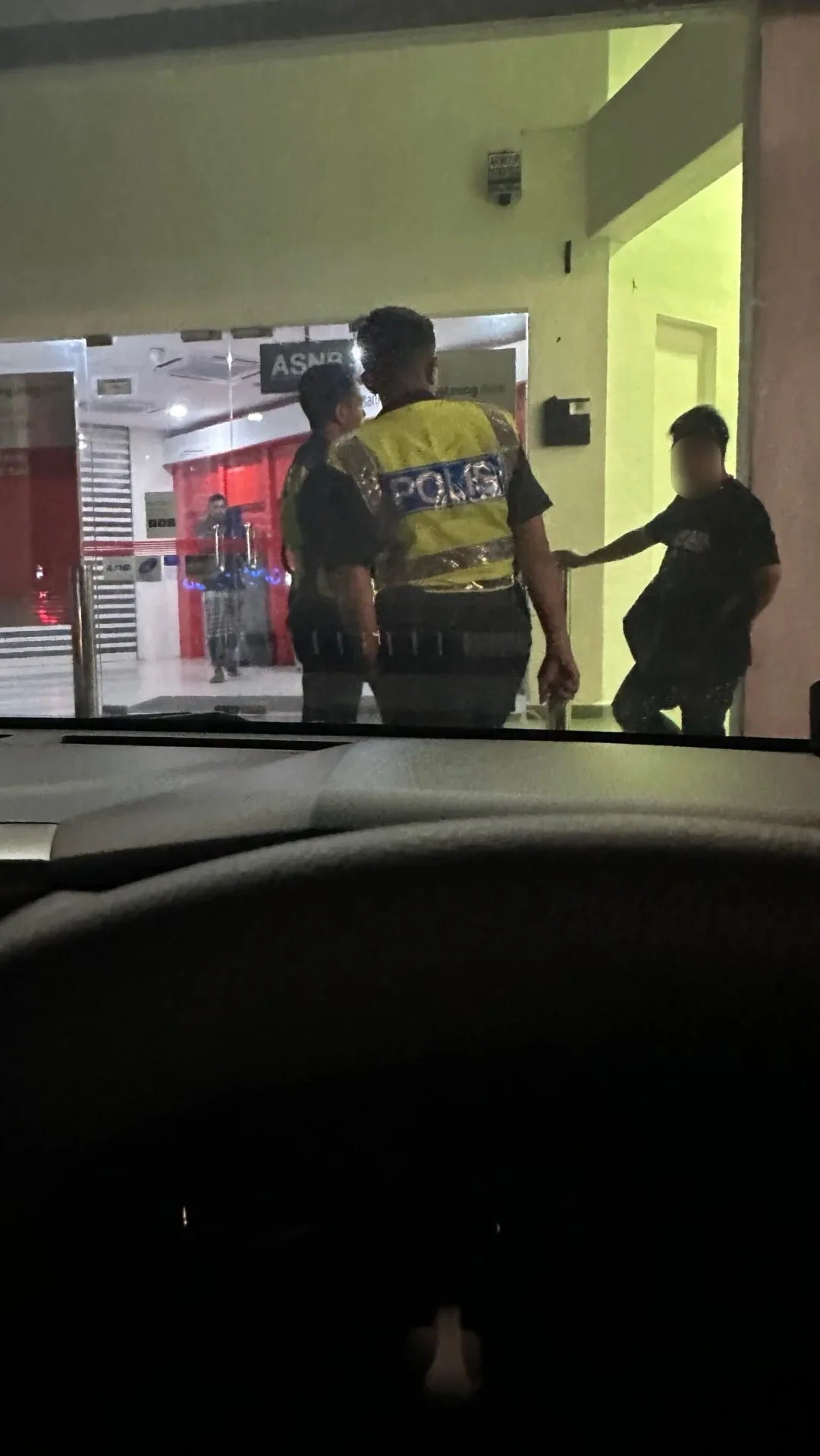 女子要提款银行前可以外籍人士向警员求助护送