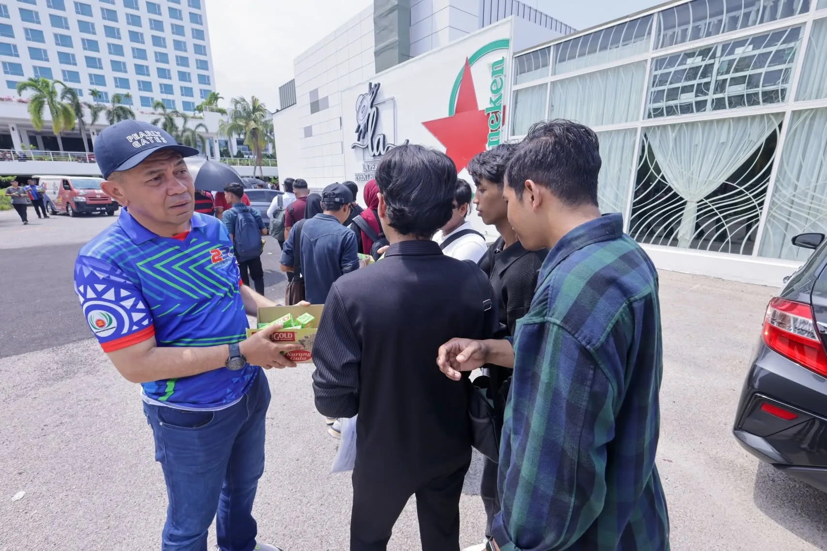 马六甲历史城市政厅市长Datuk Shadan Othman首长Datuk Ab Rauf Yusoh排队求职者派食物饮料 2