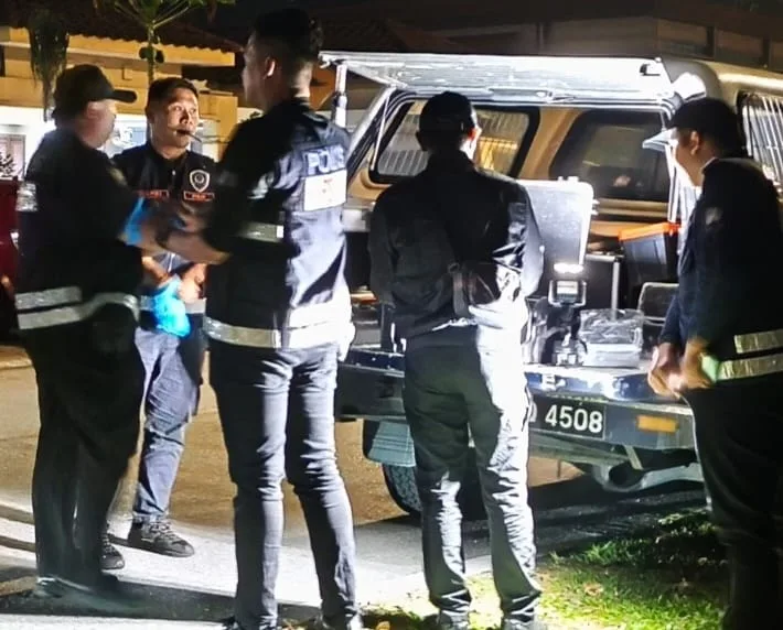 3母女被发现倒卧怡保家中警察到现场2