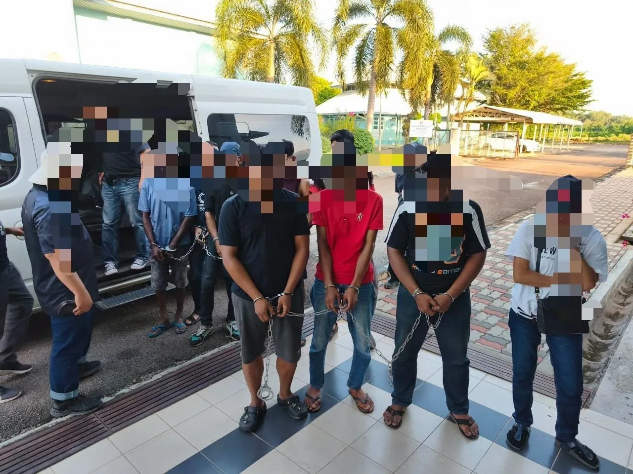 Aadk Kuala Muda逮捕18名涉嫌吸毒者未婚情侣同居抱着孩子去警局 3