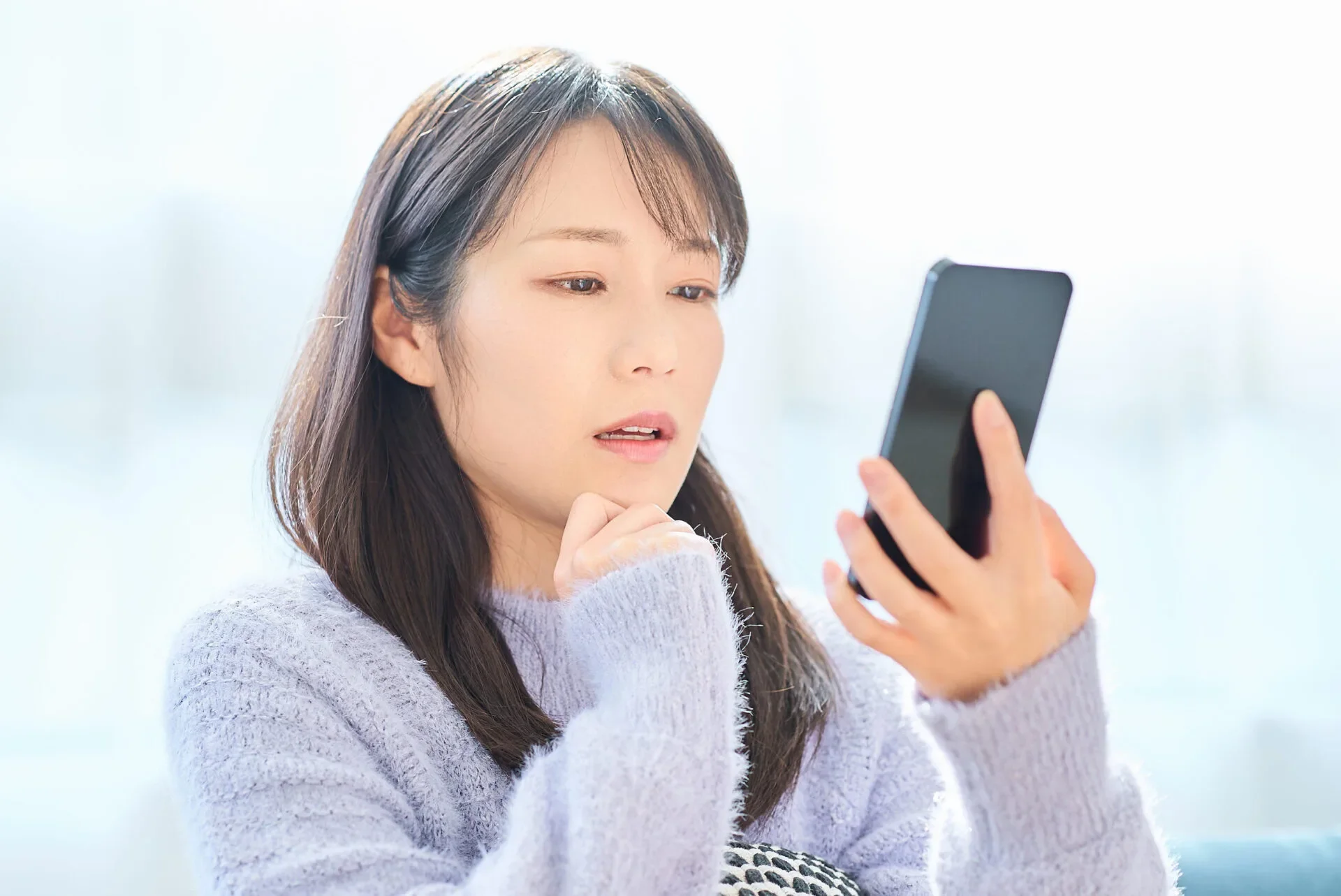 Woman Look Hold Phone Shock 123Rf