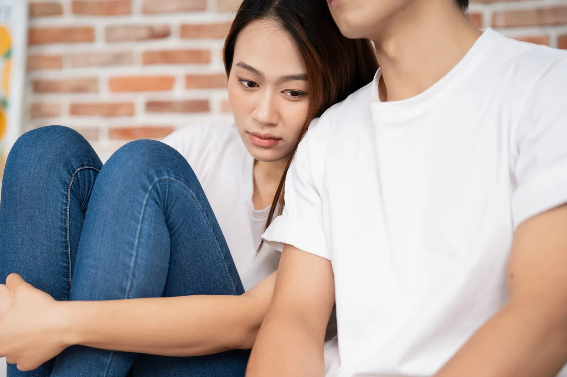 Woman Man Sitting Unhappy Confused 123Rf