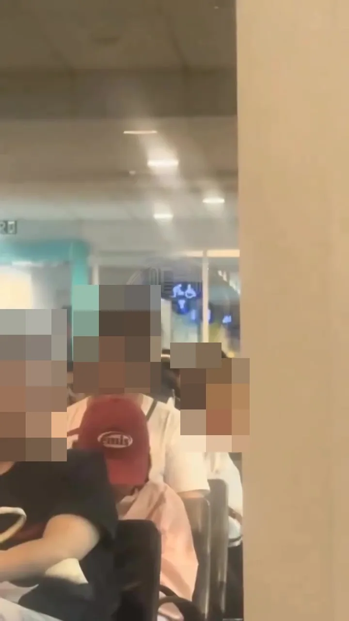 外国游客夫妇让小孩在垃圾桶大便吉隆坡国际机场 5