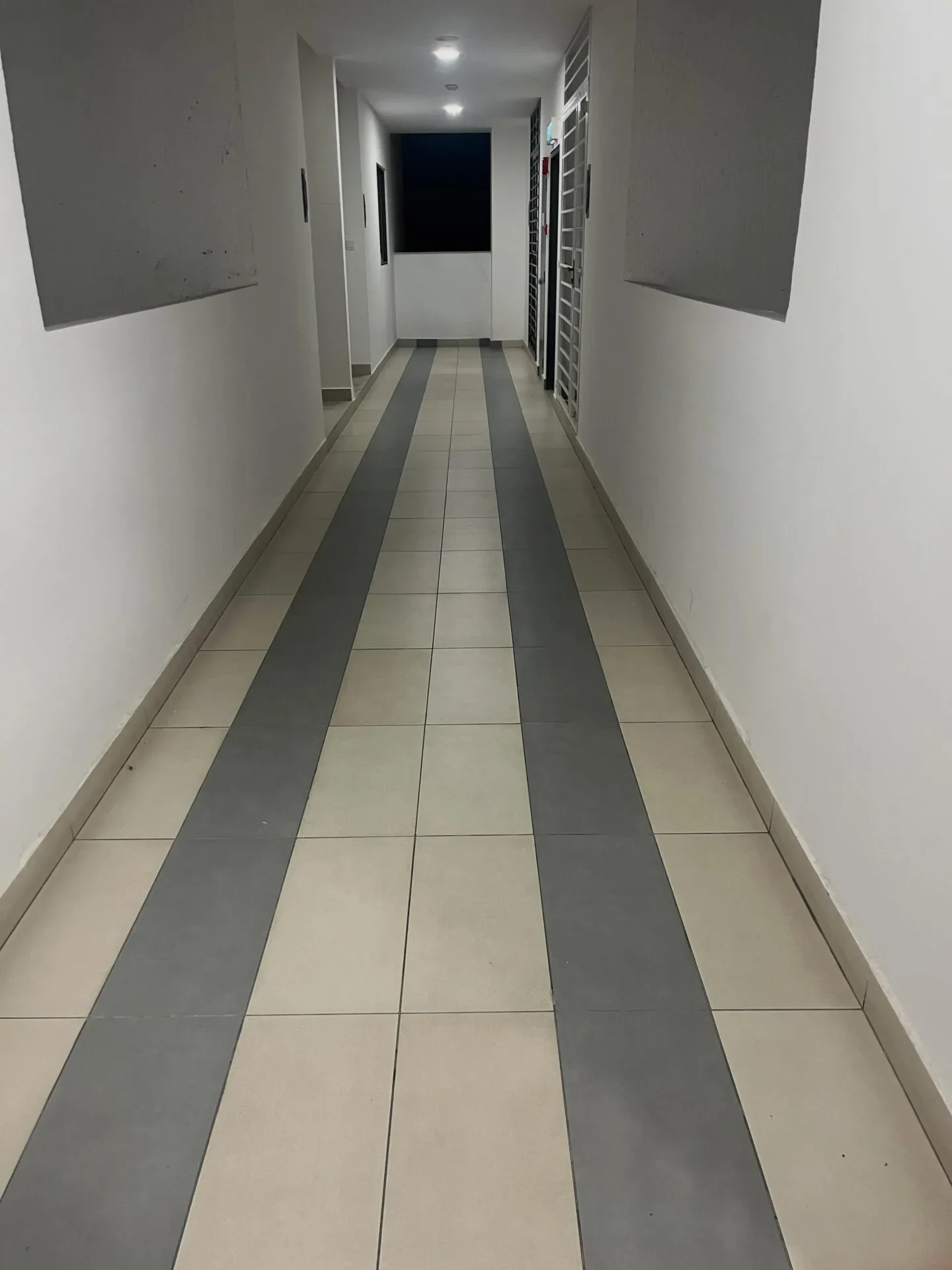 女子公寓走廊抹拖地抹地当运动 1