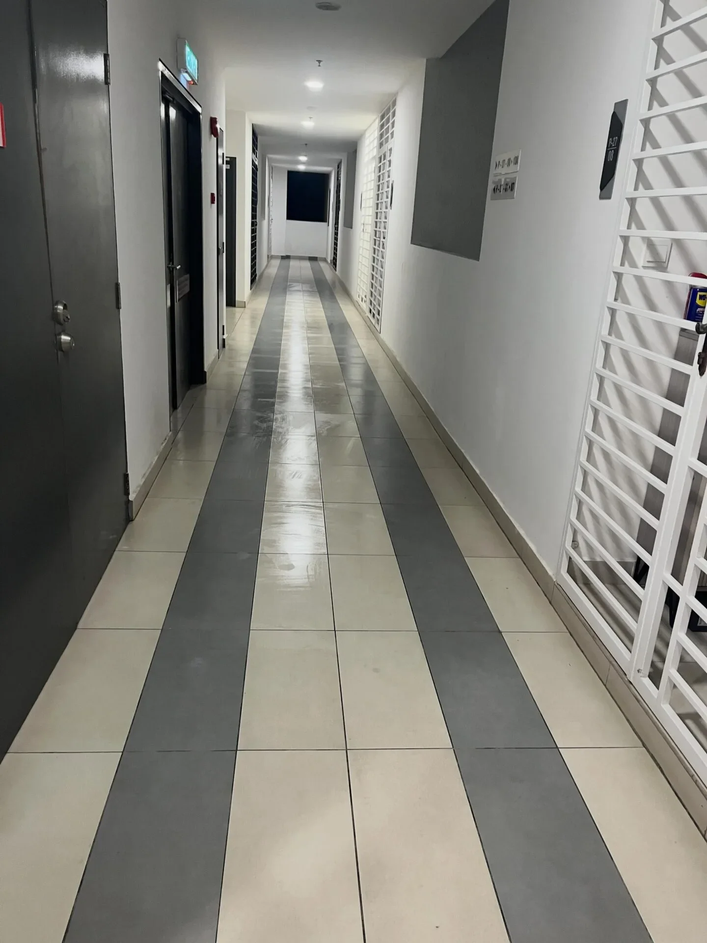女子公寓走廊抹拖地抹地当运动 2
