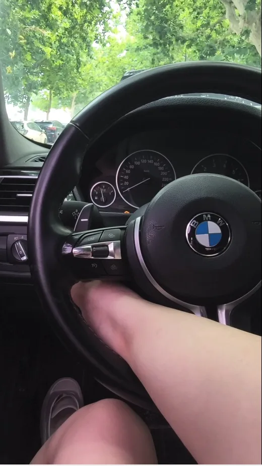 女子车里休息脚不小心卡在Bmw方向盘自救2小时无效求助消防员
