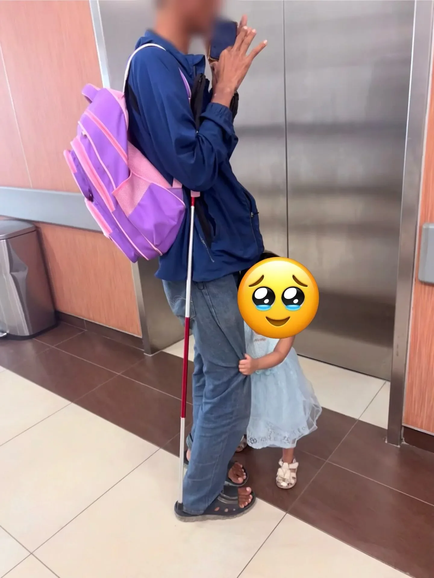 年幼女儿陪视障父亲去医院懂事搀扶带领进电梯