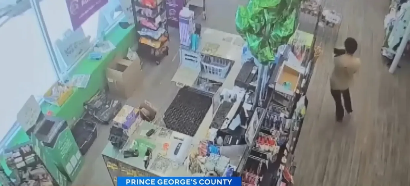 男子宠物店偷猫后去打劫附近银行叫职员帮忙顾一下 2