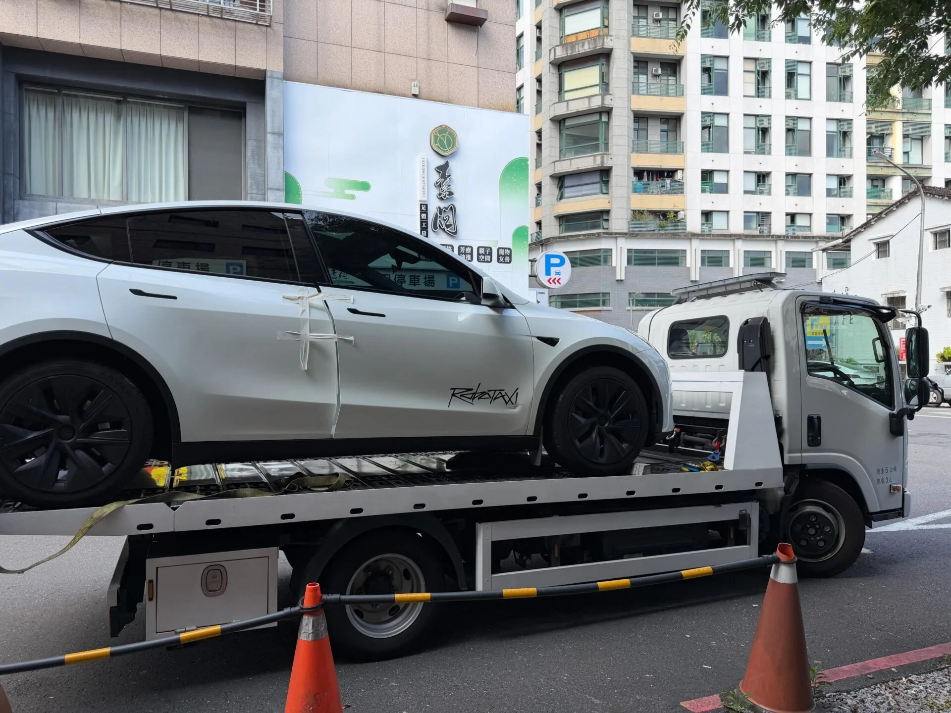 老翁不满车停在门口用Super Glue淋车窗搞坏Tesla 2