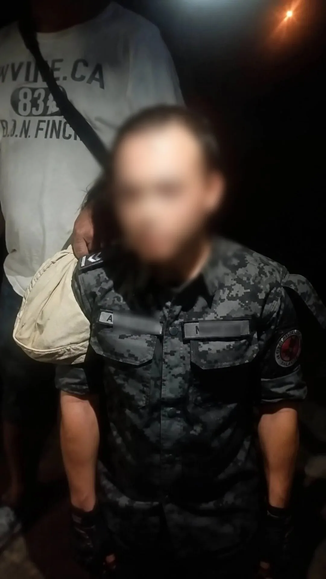 大马2男子假扮执法人员勒索外劳Rm1500反被识破遭村民包围制伏警方逮捕 4