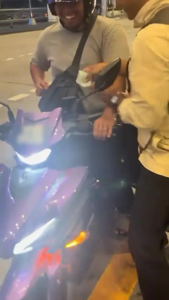 大马男子忘记带护照朋友骑摩托送来激动献吻 5