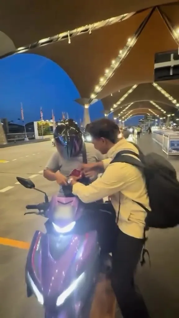 大马男子忘记带护照朋友骑摩托送来激动献吻 6