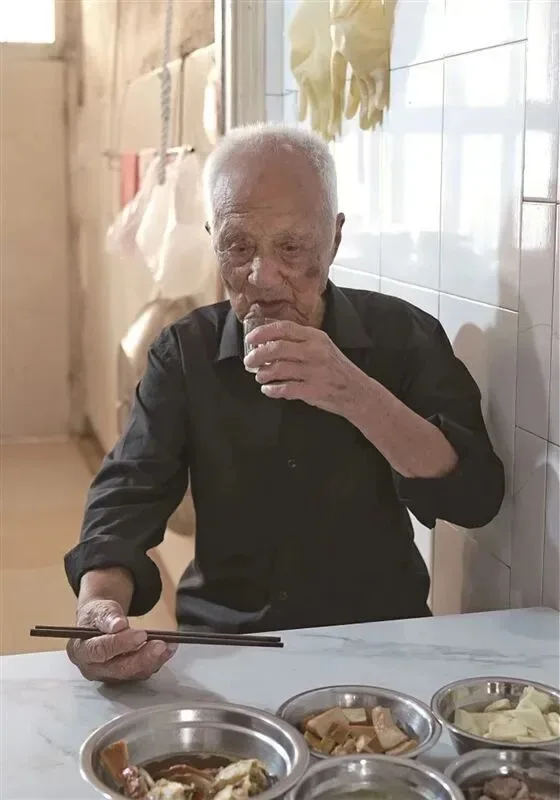 106岁王定高老人家健康吃饭