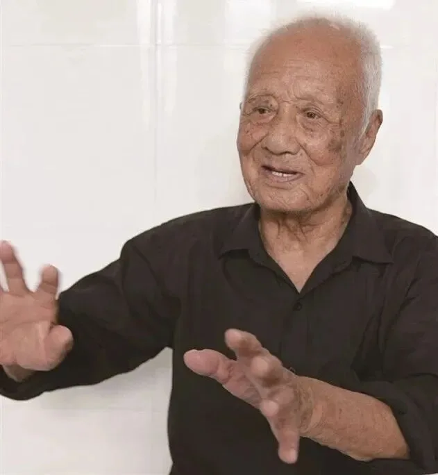 106岁王定高老人家健康有力