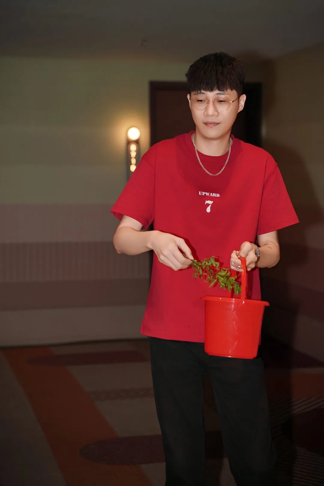 40岁爸爸送21岁女儿出嫁样貌年轻像兄妹爆红 2 1