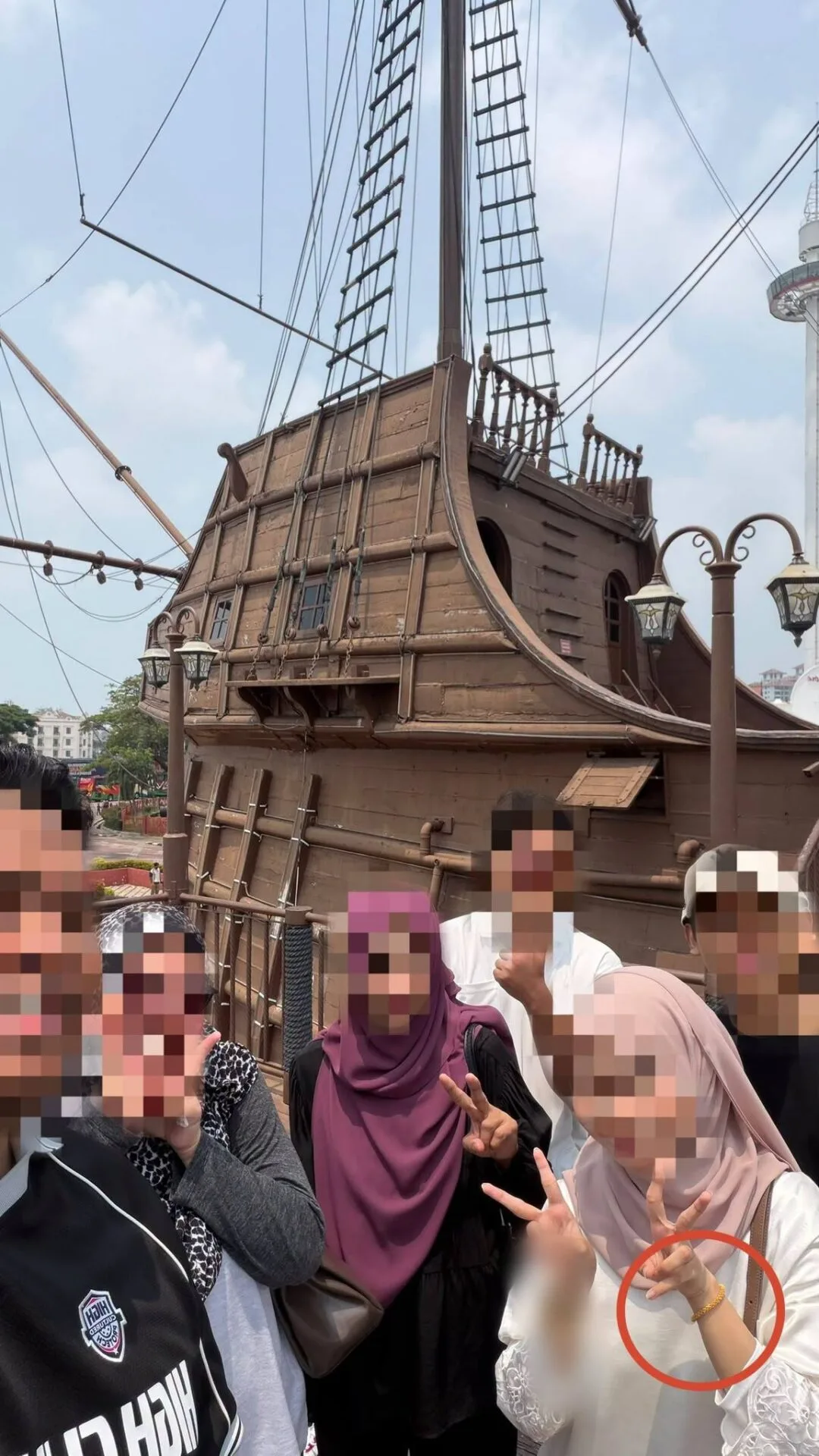 Awie园丁打扫马六甲海事博物馆捡到金链拾金不昧物归原主 1 1