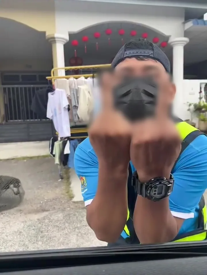 Batu Pahat抓狗队队民众没礼貌比中指挑衅粗暴踢狗 2