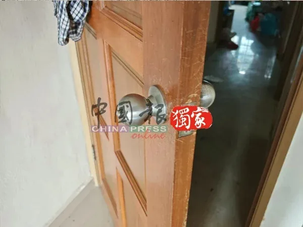 中国男子闯大马排屋倒食油纵火刺伤姐弟 1