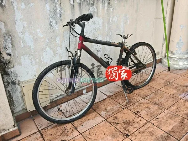 中国男子闯大马排屋倒食油纵火刺伤姐弟 2
