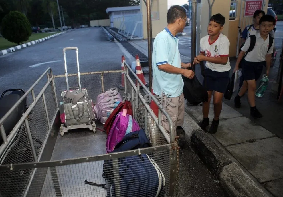 怡保万里望万华二校华小家协主席苏建历3年来每天载送学生书包上坡入校 3