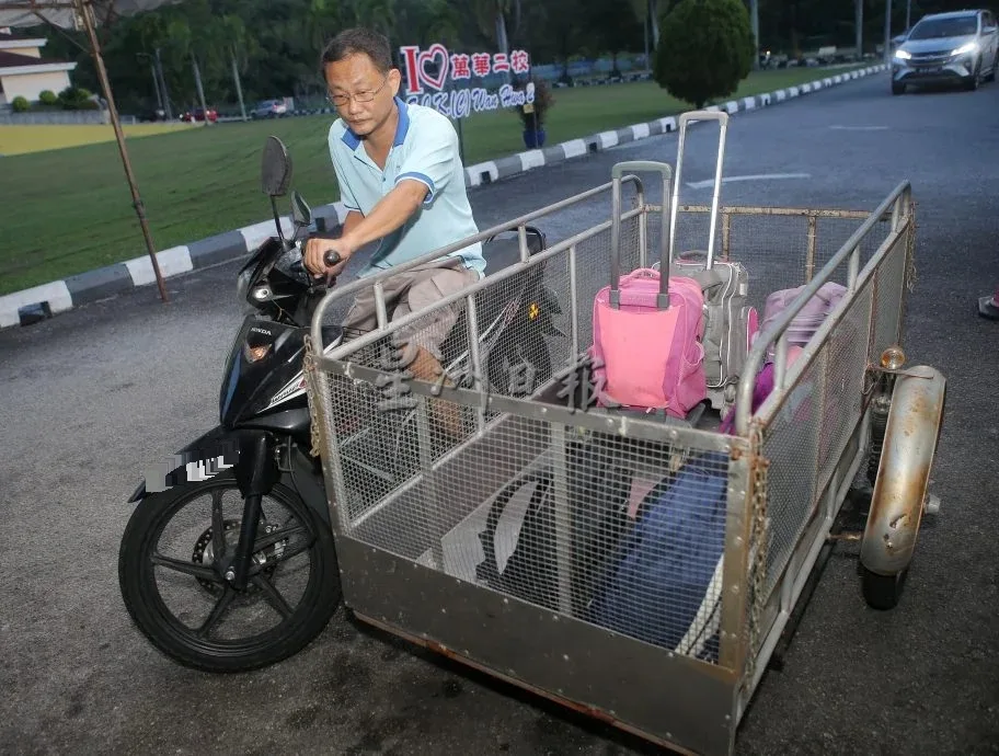 怡保万里望万华二校华小家协主席苏建历3年来每天载送学生书包上坡入校 5