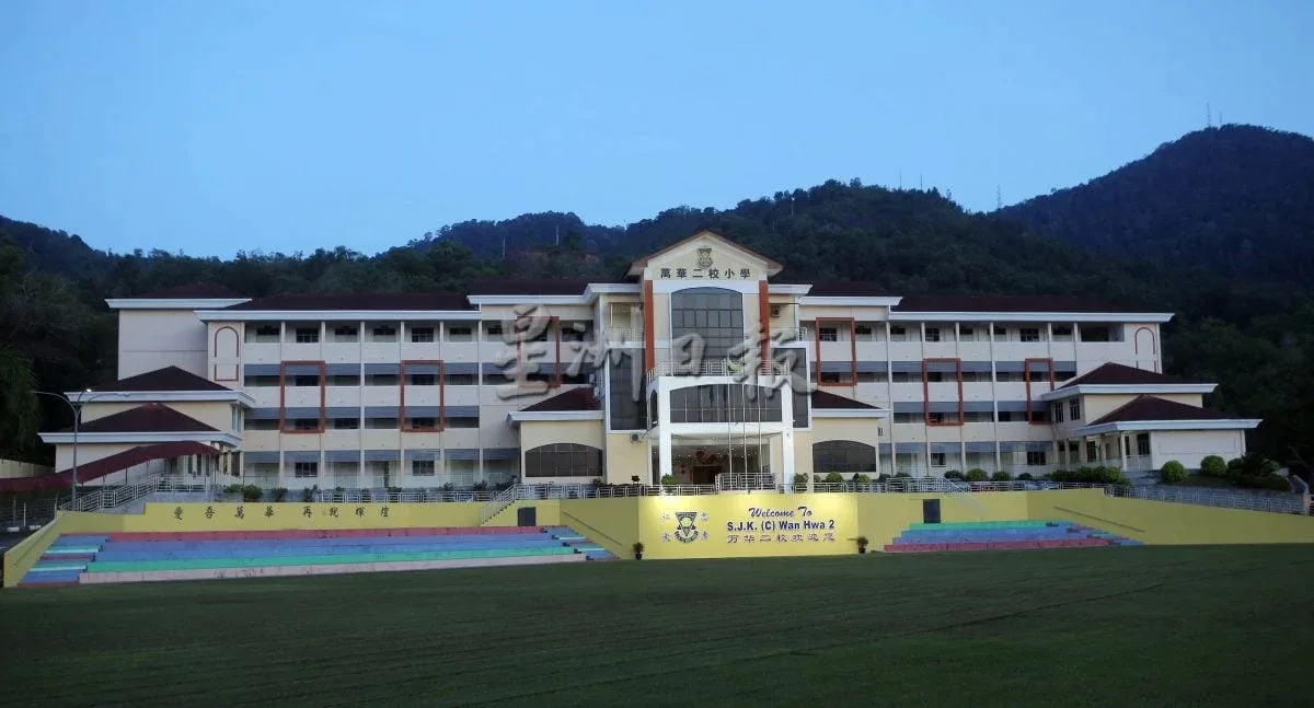 怡保万里望万华二校华小家协主席苏建历3年来每天载送学生书包上坡入校 8