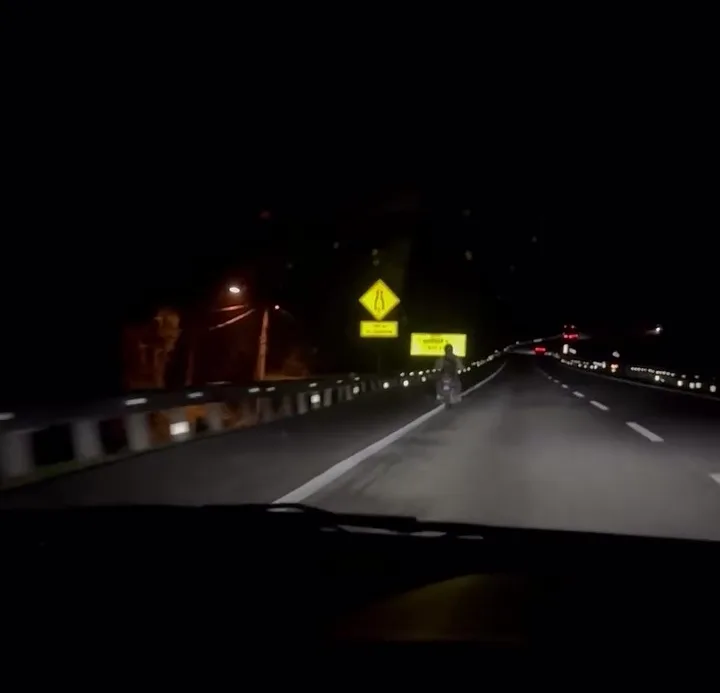 摩托骑在漆黑的高速公路无灯驾驶女司机一路跟随开灯护送他 1A