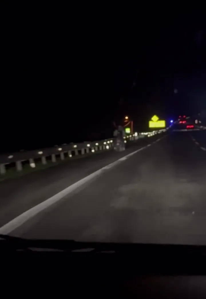 摩托骑在漆黑的高速公路无灯驾驶女司机一路跟随开灯护送他 3A