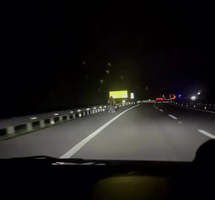 摩托骑在漆黑的高速公路无灯驾驶女司机一路跟随开灯护送他 4A