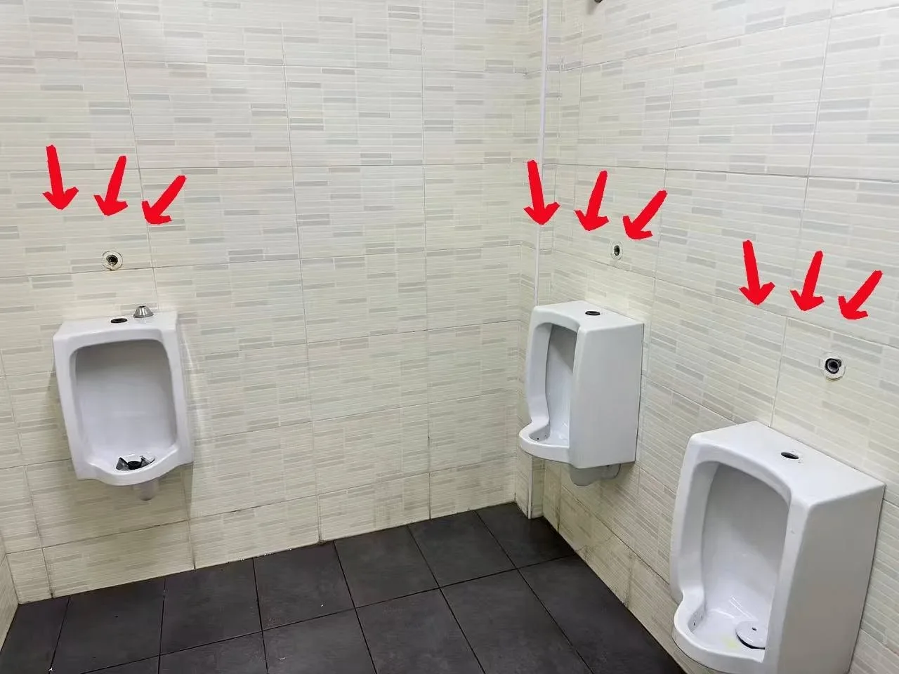 男子偷走巴占新市巴刹美食中心男厕所小便池水喉 1