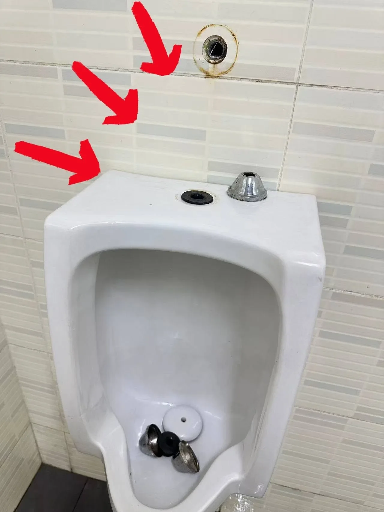 男子偷走巴占新市巴刹美食中心男厕所小便池水喉 3
