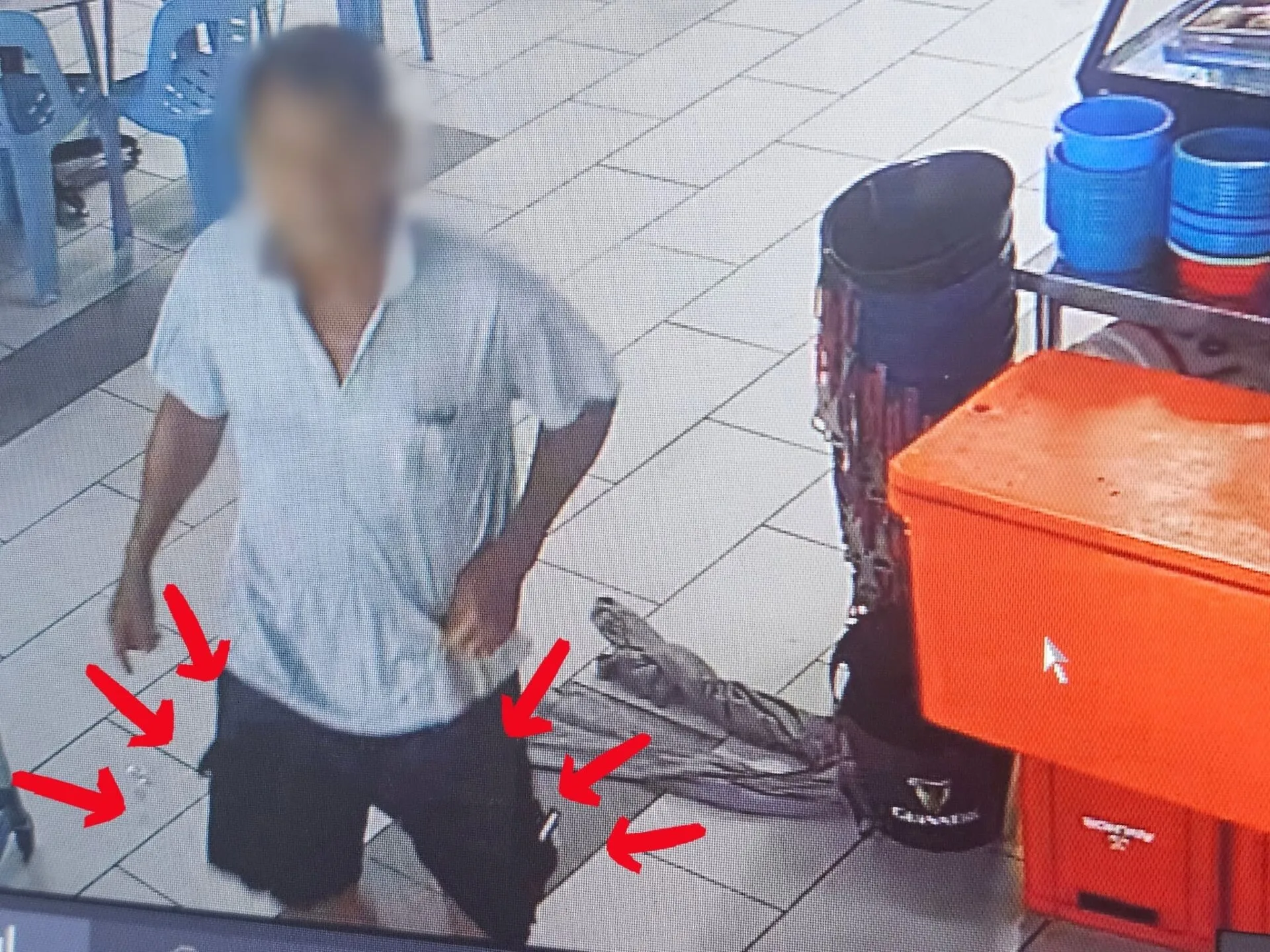 男子偷走巴占新市巴刹美食中心男厕所小便池水喉 5