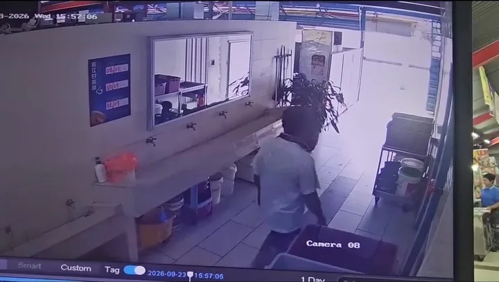 男子偷走巴占新市巴刹美食中心男厕所小便池水喉 6