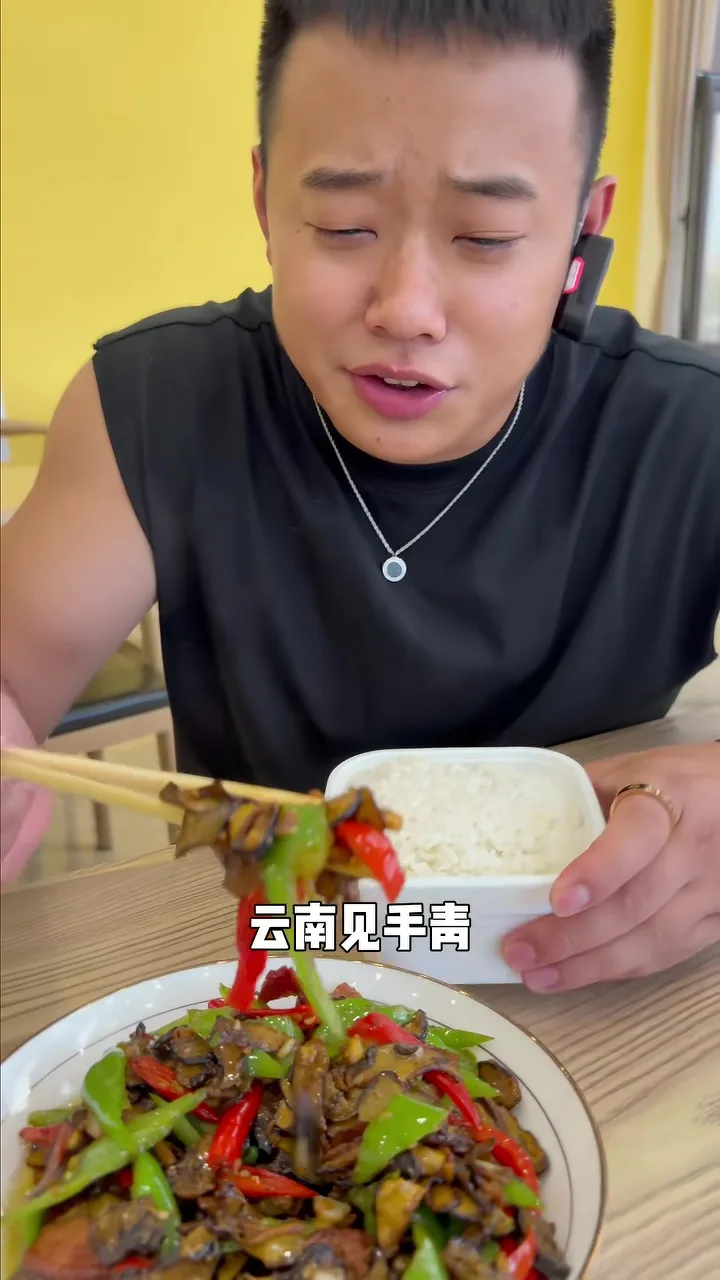 男子吃云南见手青野蘑菇出现幻觉把狗当前女友狂亲 2