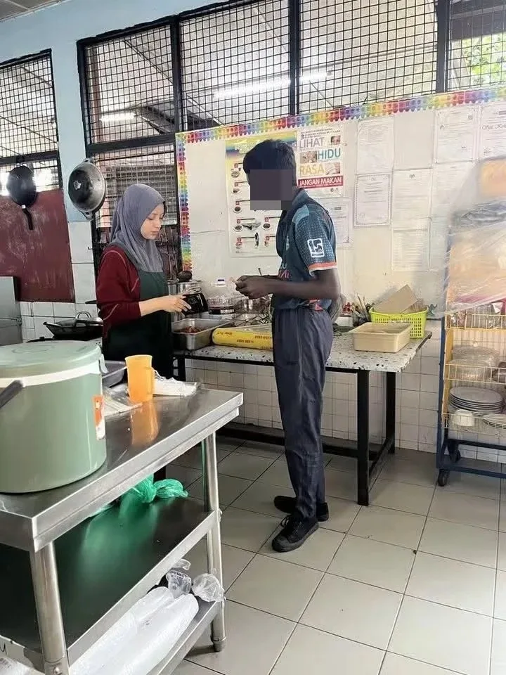 男学生下课躲电脑室后没钱吃饭暖心食堂姐姐Kakak送免费食物给钱买东西