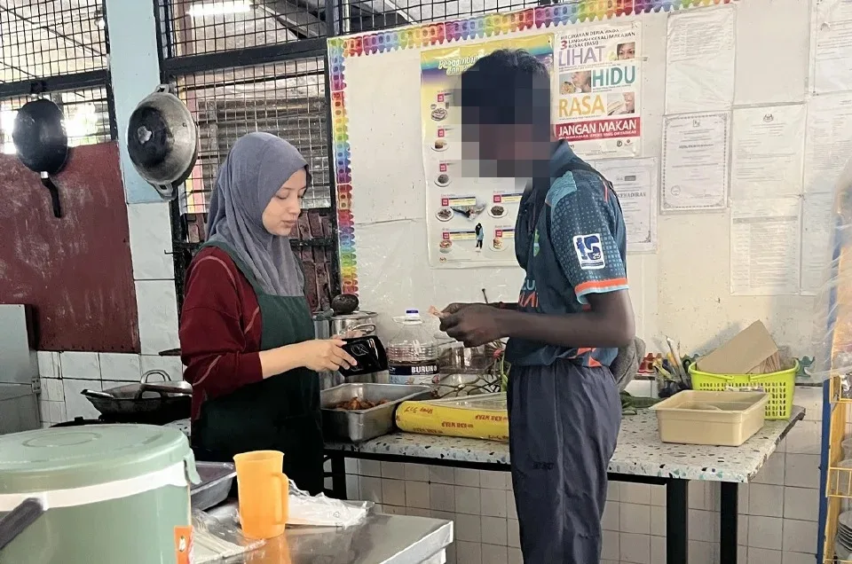 男学生下课躲电脑室后没钱吃饭暖心食堂姐姐Kakak送免费食物给钱买东西2