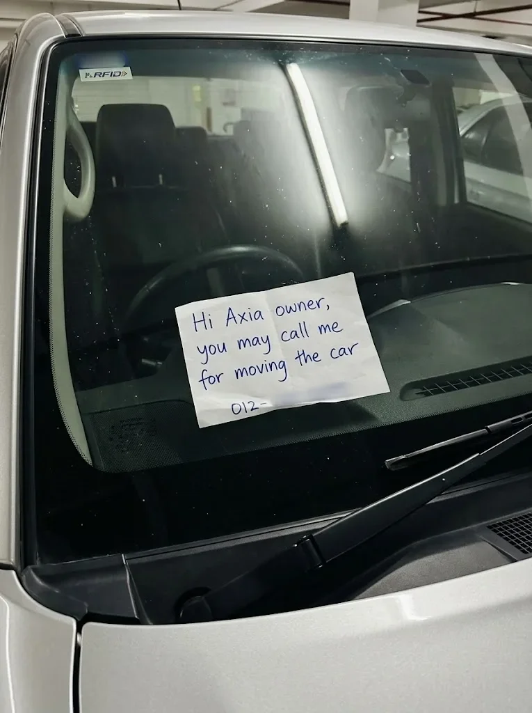 Hilux车主留字条让Axia联络他移车 1