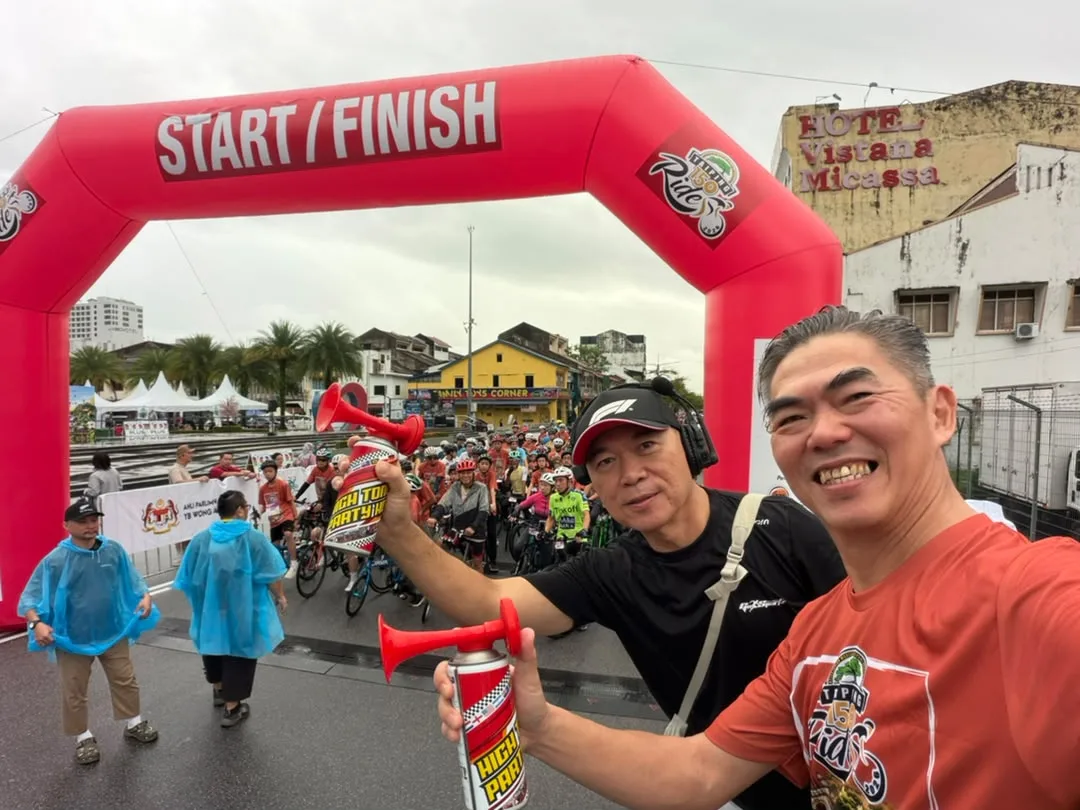 图2：主办方Gosportz Event 赛事策划总监梁杰川（左）与雪隆家电商公会会长叶明星为参赛者加油打气。