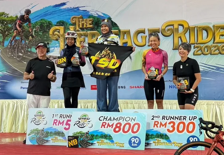 图3：主办方Gosportz Event 赛事策划总监梁杰川（左）与90公里女子组得奖者合影。