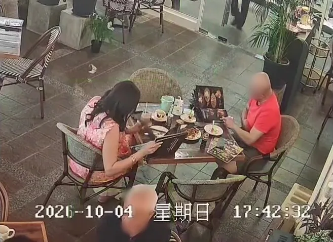 外国男女拒绝付Rm30餐费炒粿条里加胸毛 1 1